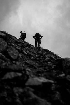 Bergsteiger beim Aufstieg auf den Piz Buin in der Morgendämmerung um 5:00 Uhr.