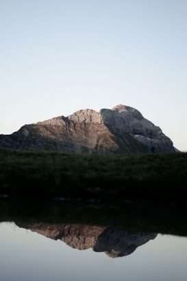 Braunarlspitze im ersten Licht des Tages, gespiegelt im Wasser – alpine Morgenszene.